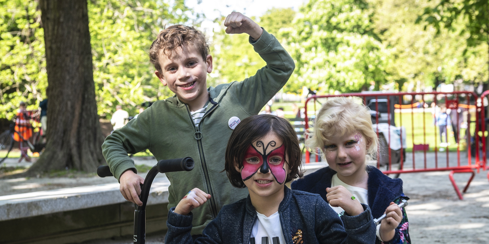 Spelende kinderen met grime in het park